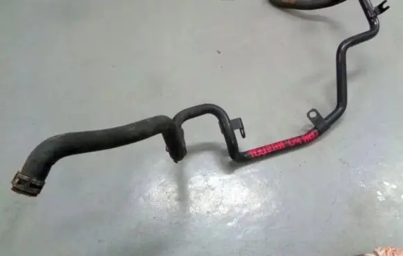 Volkswagen Touran I Engine coolant pipe/hose