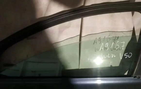 Volvo V50 Front door window glass four-door