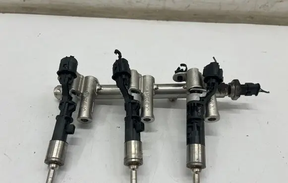 Opel Mokka B Fuel injector 9830132980