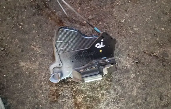 Suzuki Grand Vitara II Front door lock
