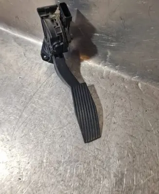 Accelerator throttle pedal