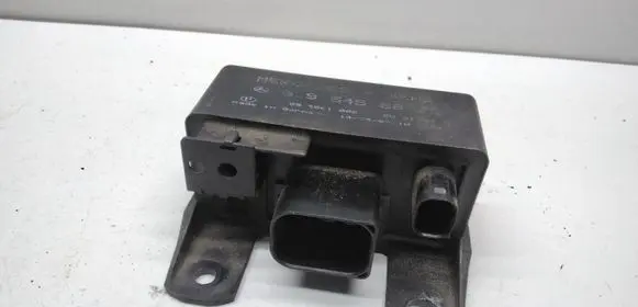 Mercedes-Benz C W202 Glow plug pre-heat relay 0195456832