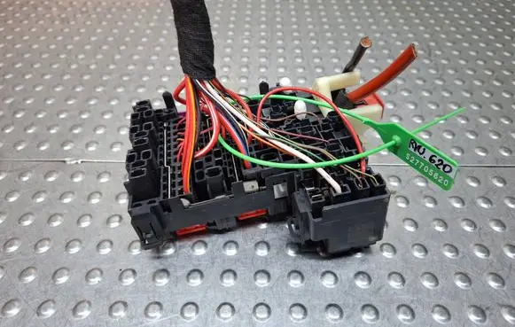 Volkswagen Golf VII Fuse box set S27705620 5Q0937615C