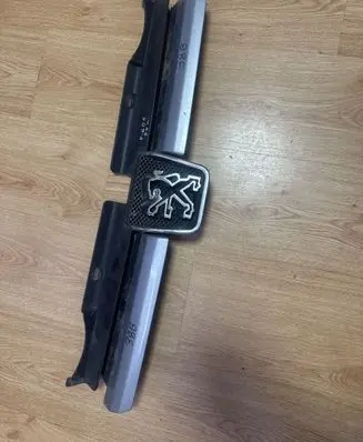 Peugeot 605 Front bumper upper radiator grill 9627630777