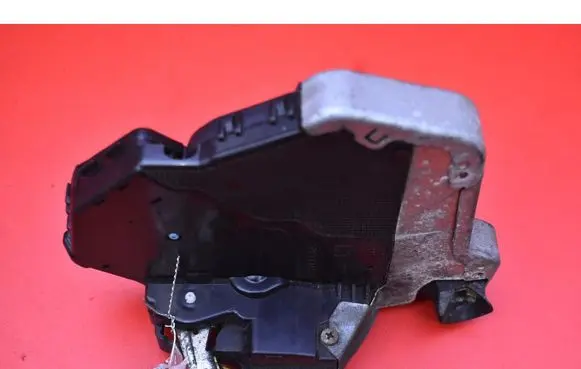 Cadillac SRX Front door lock