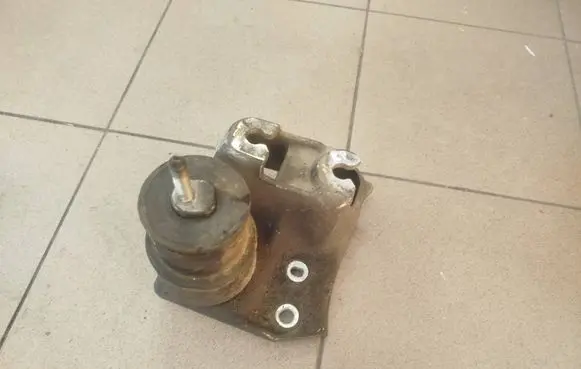 Subaru Outback (BS) Engine mount bracket 