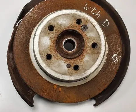 Mercedes-Benz E W124 Rear wheel hub