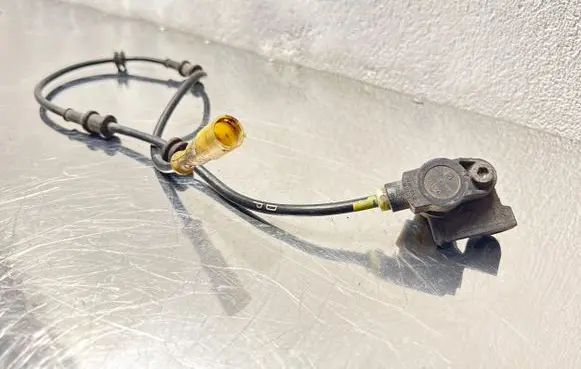 Opel Vectra B ABS brake wheel speed sensor 90464775 340804059003