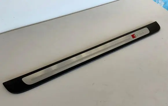 Front sill trim cover