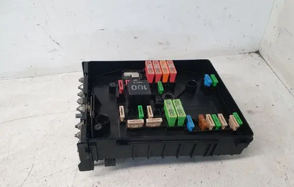 Volkswagen Golf V Fuse box set 1K0937125A