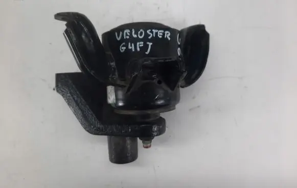 Hyundai Veloster Engine mounting bracket