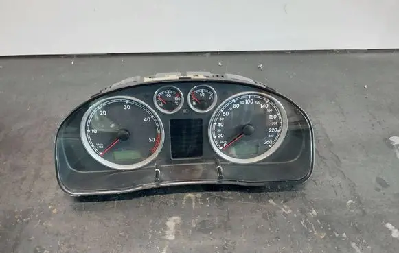 Volkswagen PASSAT B5.5 Speedometer (instrument cluster) 3B0920847A