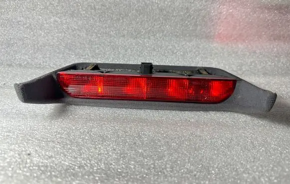 Third/center stoplight