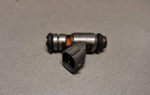 Volkswagen Golf IV Fuel injector 036031G