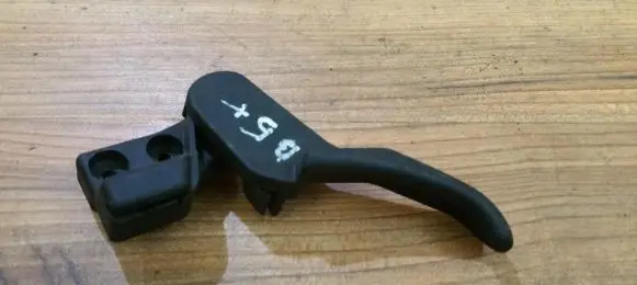 Volkswagen PASSAT B5 Engine bonnet (hood) release handle 3b2823533