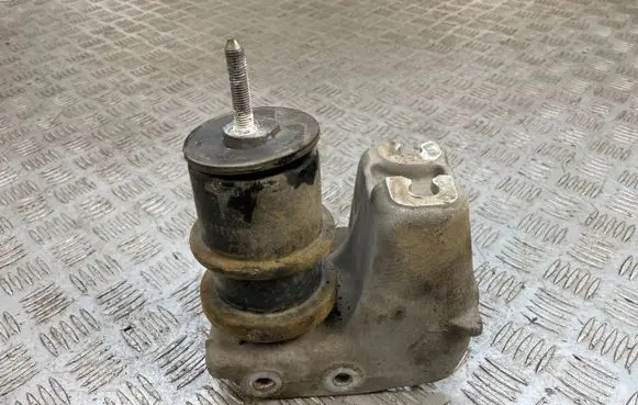 Subaru Outback (BS) Engine mount bracket