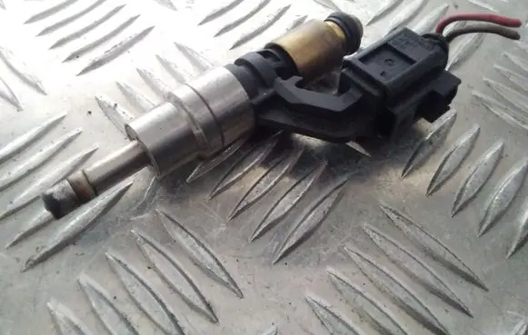 Volkswagen Golf V Fuel injector 0261500016 03C906036A