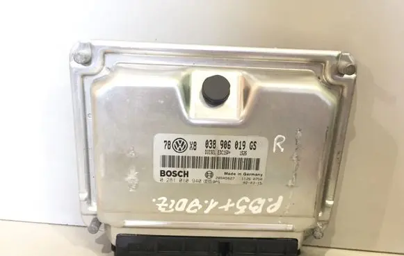 Volkswagen PASSAT B5.5 Engine control unit/module 038906019GS 0281010940