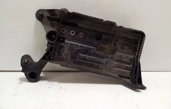 Volkswagen PASSAT B8 Battery tray 5Q0915321J 5Q0915331K