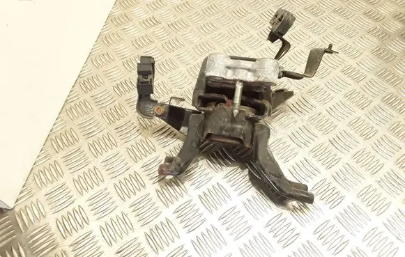 Toyota Verso Engine mounting bracket