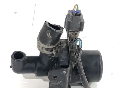 Subaru Legacy Oil filter mounting bracket 