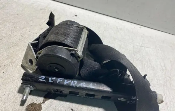 Opel Zafira B Middle seatbelt (rear) F13242320