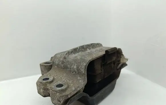 Volkswagen Touran I Engine mount bracket 1k0199555