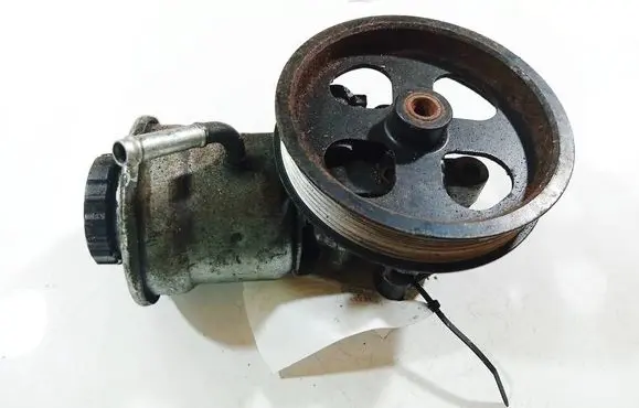 Toyota Avensis T250 Power steering pump 