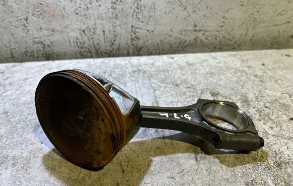 Dodge Challenger Piston with connecting rod