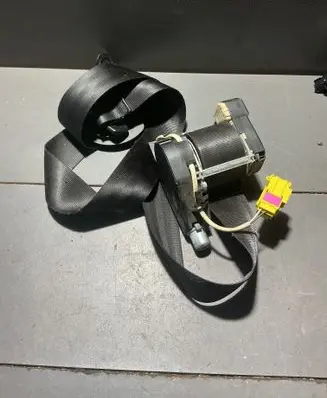 Volkswagen Touran I Front seatbelt 33014051