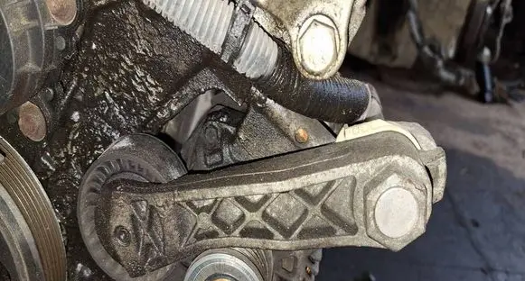 Peugeot 207 Generator/alternator belt tensioner 
