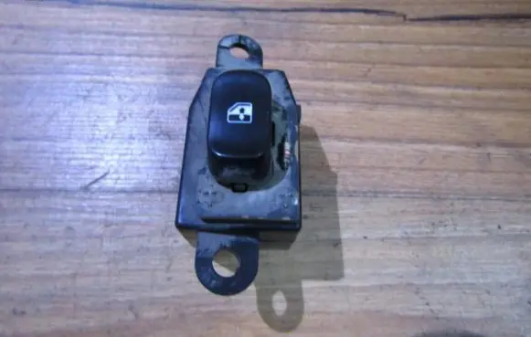 Hyundai Lantra II Electric window control switch 9358029000