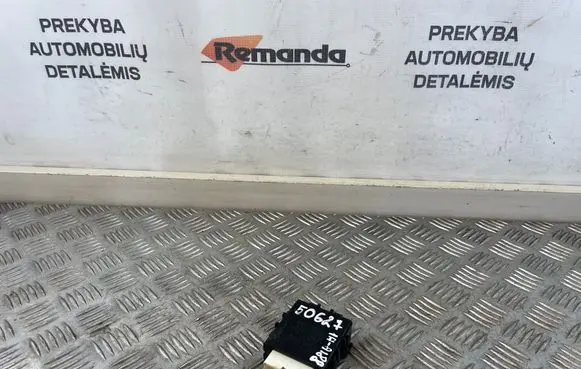 Toyota RAV 4 (XA40) Window wiper relay 8594042030