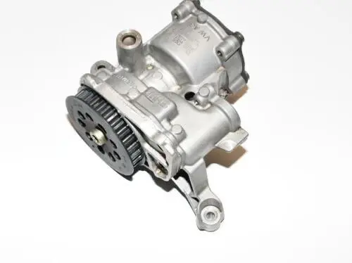 Volkswagen Golf VII Oil pump 04L145208H