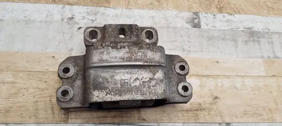 Volkswagen PASSAT B6 Engine mount bracket 3C0199555