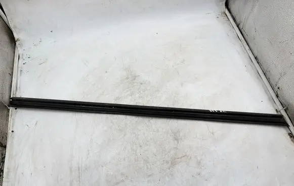 Volkswagen Bora Rubber seal front door window/glass 