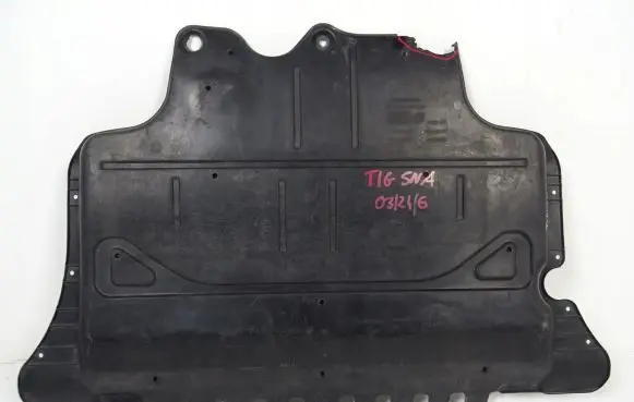 Volkswagen Tiguan Engine splash shield/under tray 5QF825236