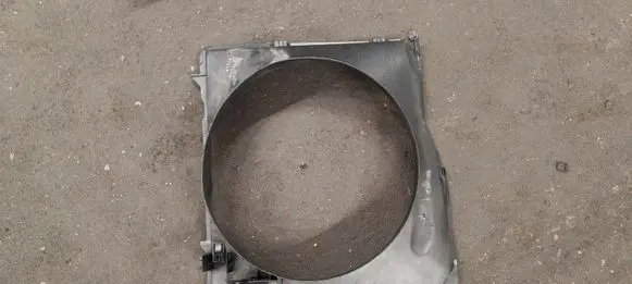 BMW X5 E53 Radiator cooling fan shroud 3247