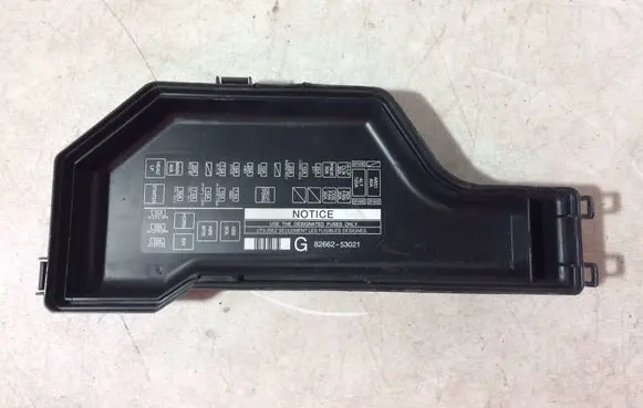 Lexus IS 200-300 Fuse box cover 8266253021