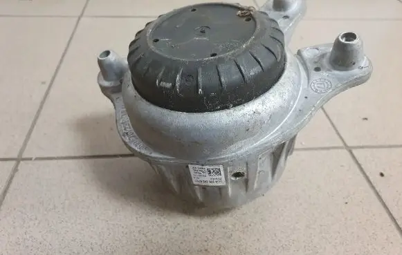 Mercedes-Benz C W205 Engine mount bracket A2052406717