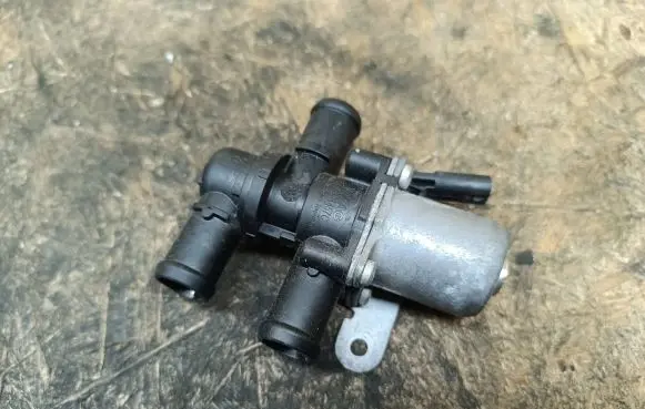Volkswagen Golf VII Coolant heater control valve 5Q0906457C
