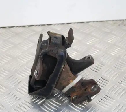 Toyota Hilux (AN10, AN20, AN30) Engine mount bracket