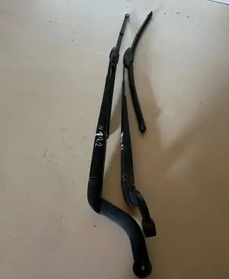 Land Rover Discovery 4 - LR4 Front wiper blade arm