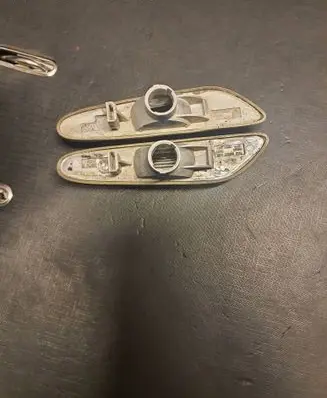 Front fender indicator light