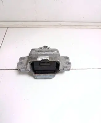 Volkswagen PASSAT B6 Engine mount bracket 3318200