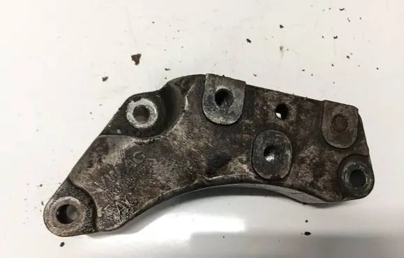 Volkswagen Touran I Engine mounting bracket 1K0199117