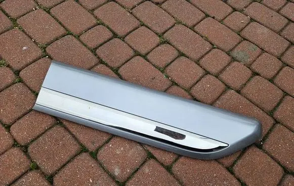 Citroen Berlingo Front door glass trim molding 9835779877-