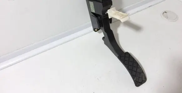 Accelerator throttle pedal