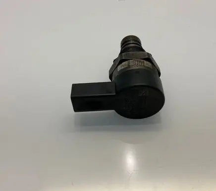 Mercedes-Benz E W211 Fuel pressure regulator A6110780449 30784828 0281002494