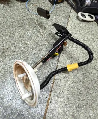 BMW 5 E60 E61 Fuel level sensor 